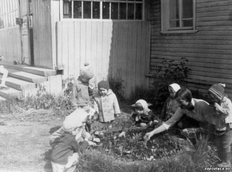 1978 год. слева направо: 1 - Света горбунова, 4 - Галя Горбунова, 6 - Марина Горбунова, 7 - Люда Горбунова, 8 - Пильжис Любовь Евгеньевна, воспитатель, 9 - Лена Бубенцова.