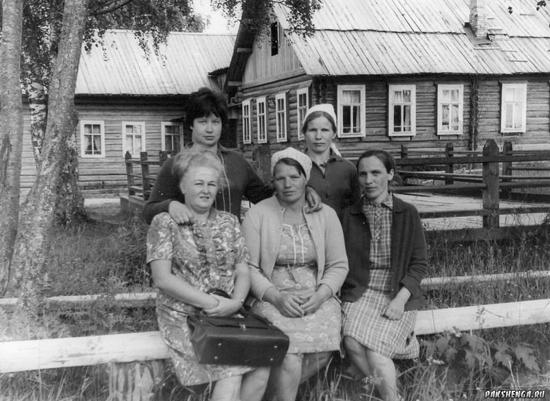 В центре, у танцплощадки