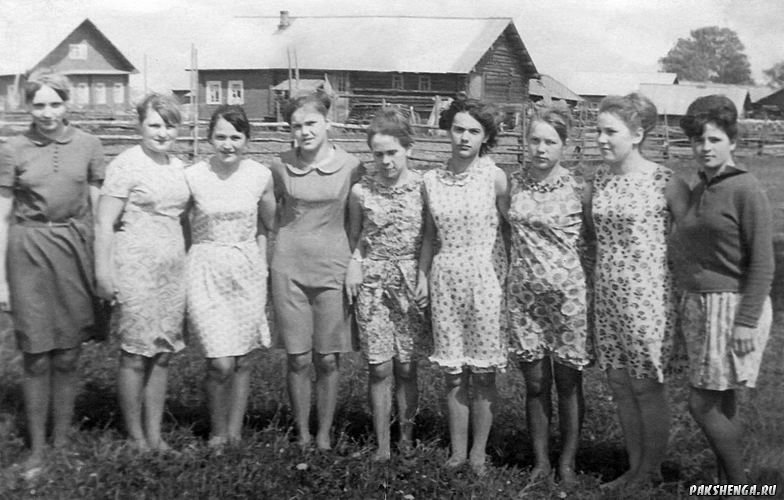 1968 г. День песен..За деревней.  Выпускницы Пакшеньгской школы 1968 года 68 года