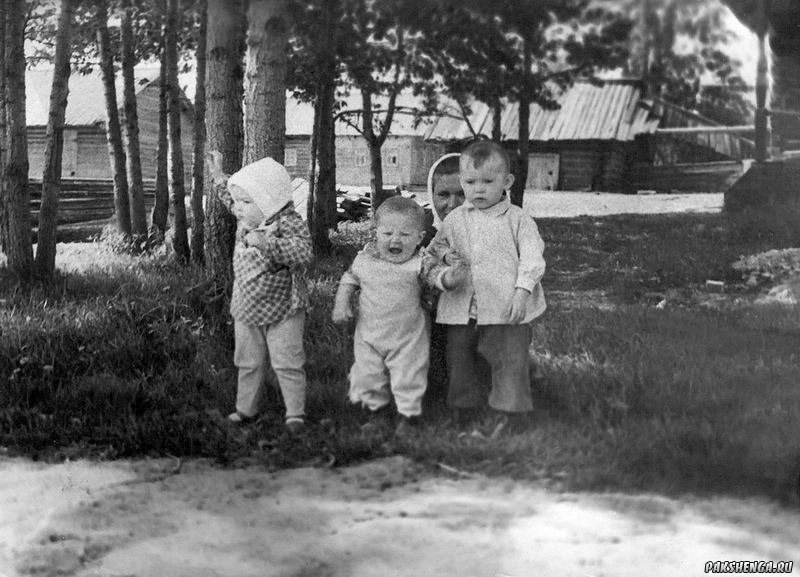 1968 год. В деревне Подгорье. Дети: Таня, Оля, Валя.