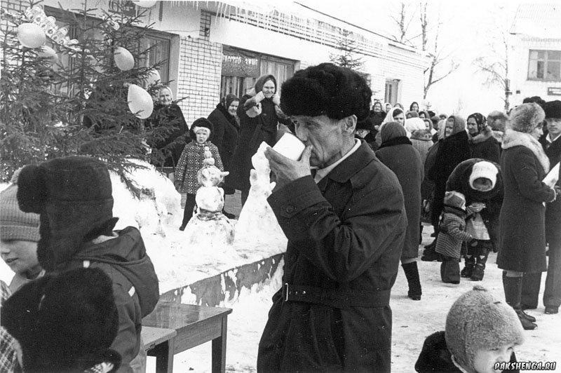 На празднике &quot;Проводы зимы&quot;.  Начало 1980-х