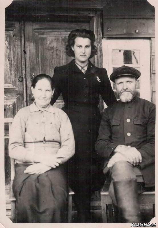 Жители д. Антрошево. Александр Семенович (1881-1955), Евгения Евгеньевна (1890-1975) с дочерью Зоей