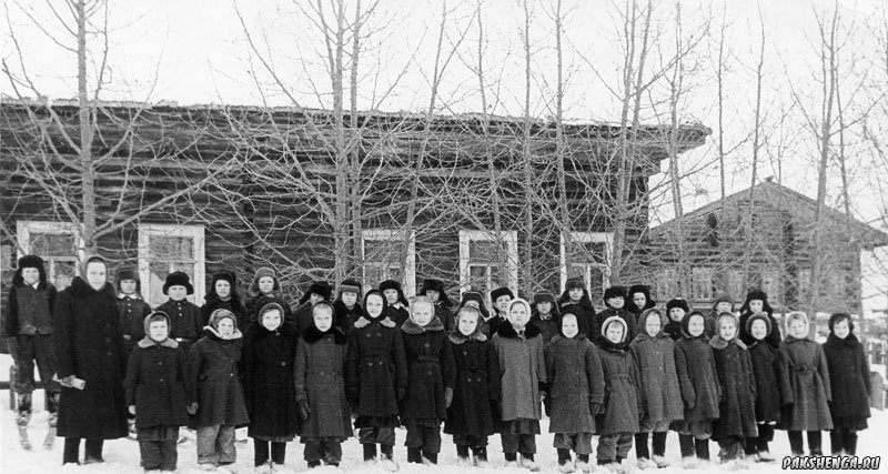 У здания школы в д. Подгорье. Фото 1962/63 учебного года