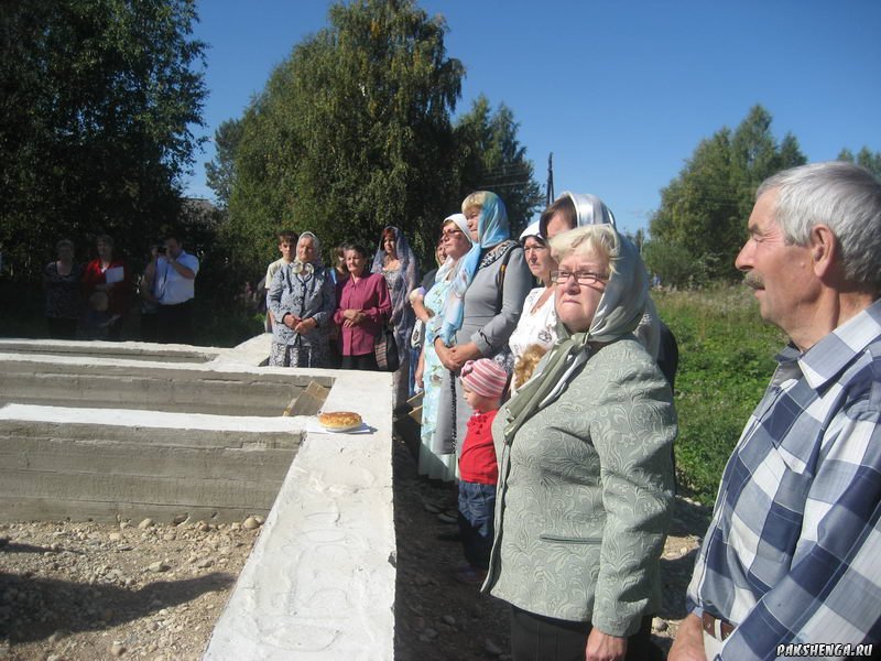 д. Пакшеньга 31 августа приезд Владыки Василия для освящения фундамента строящегося храма в честь св. блаж. Матроны Московской.